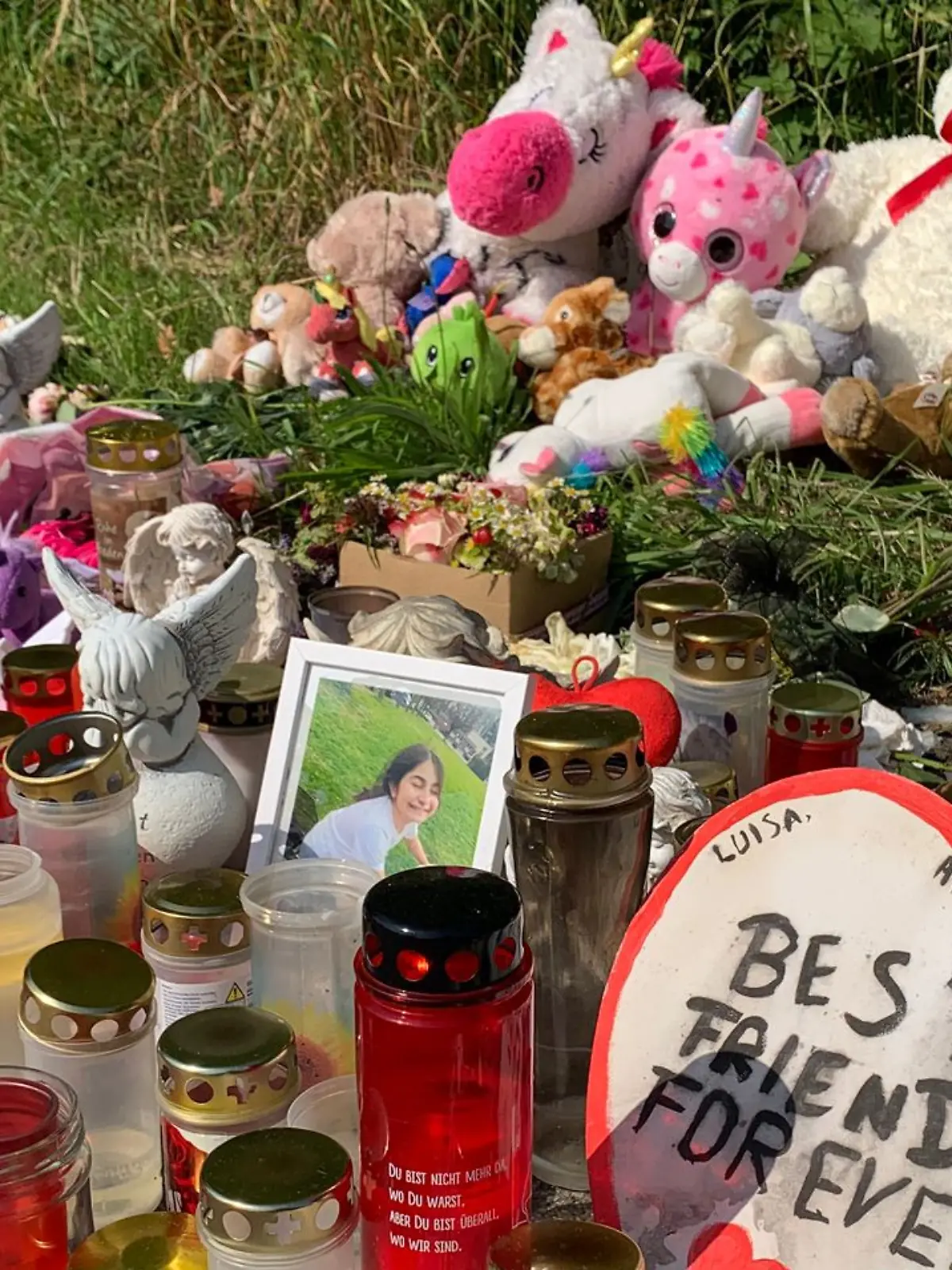 Blumen, Kerzen und Kuscheltiere erinnern an das Todesopfer des Unfalls in Hürth