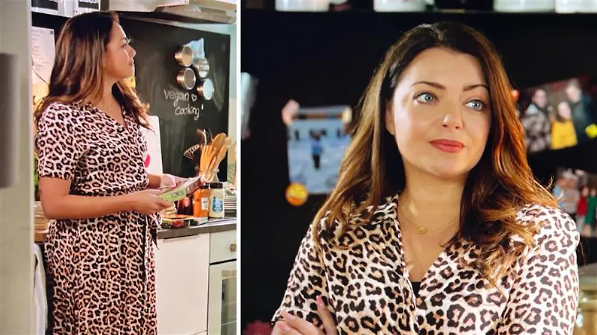 Emily aus GZSZ in Leopardenmuster-Kleid.