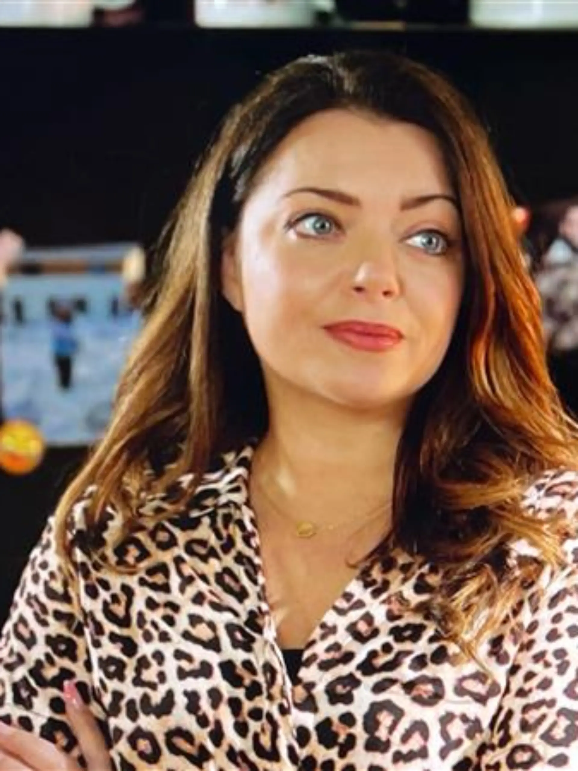 Emily aus GZSZ in Leopardenmuster-Kleid.
