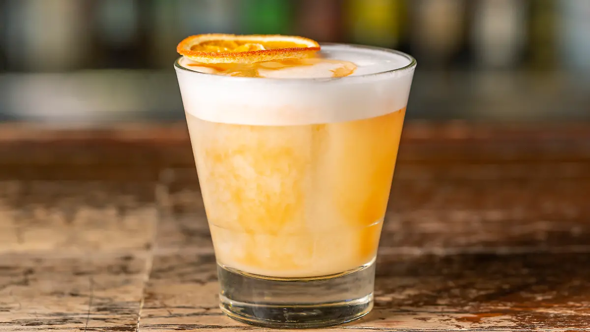 Ein cremiger orangefarbener Cocktail, wie zum Beispiel der Solero Spritz.
