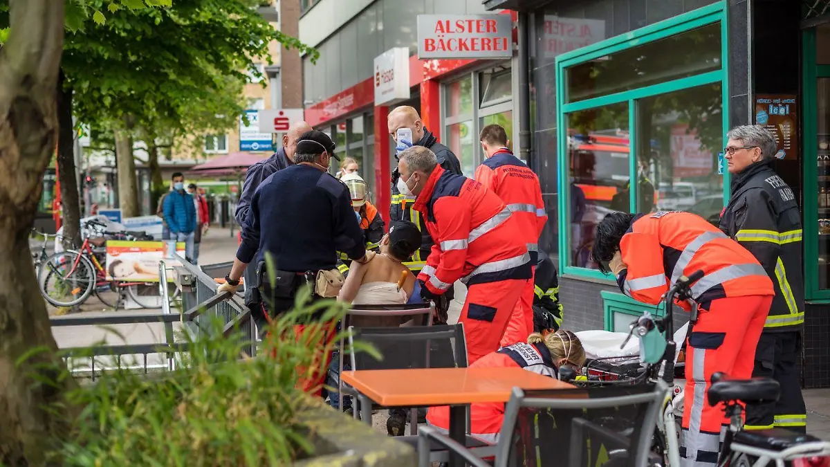 Messer-Opfer wird behandelt