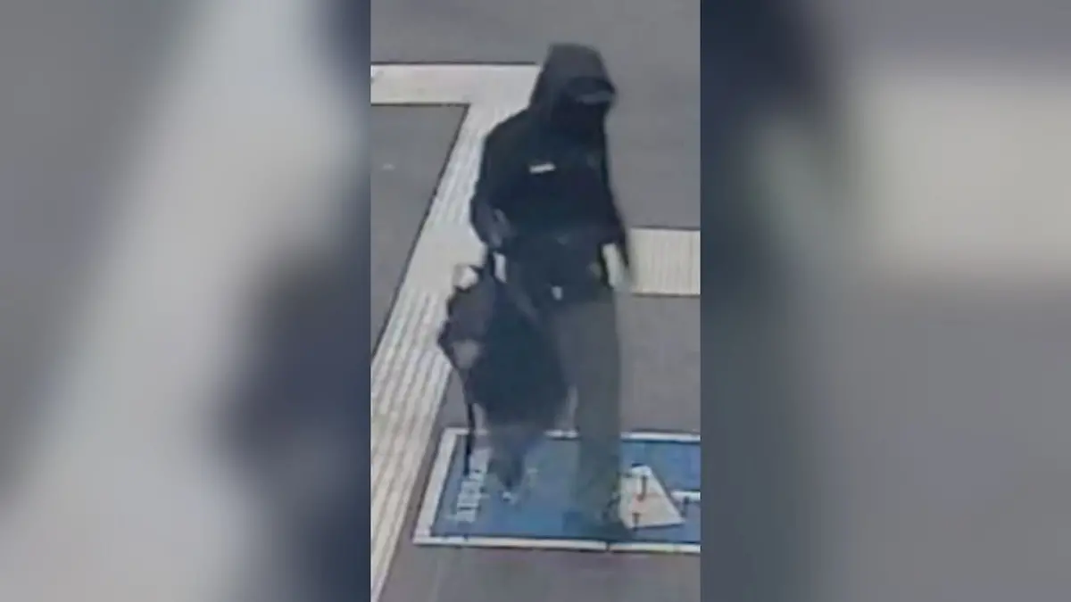 Unbekannter Mann gesucht: Ca. 180-200 cm groß, schlanke Statur, schwarze Basecap, graue Hose und auffälliger Kapuzenpullover.