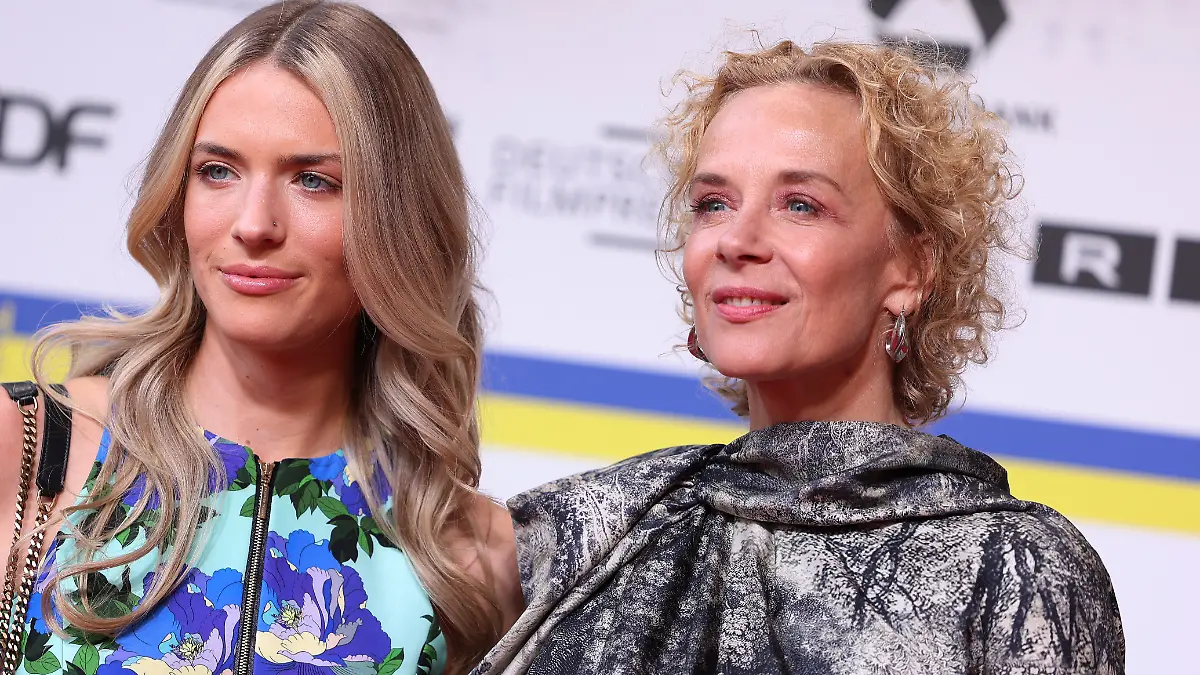 Die Schauspielerinnen Katja Riemann (r.) und ihre Tochter Paula Riemann kommen zur Verleihung des Deutschen Filmpreises 2023.
