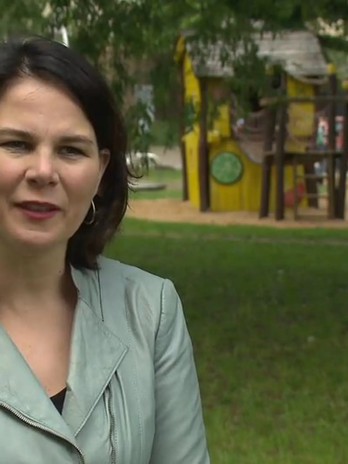 Im RTL-Interview spricht die Grünen-Chefin und Mutter von zwei Töchtern über ihre Erfahrungen im Homeoffice - ohne Kinderbetreuung in Kita und Schule. Annalena Baerbock fürchtet fatale Konsequenzen für die Gesellschaft, vor allem für Familien und die Kinder. Das Interview sehen Sie im Video.
