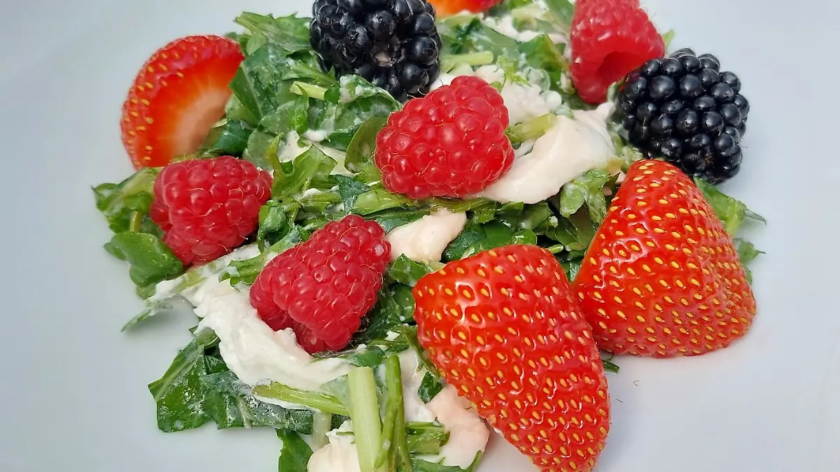 Salat aus Erdbeeren, Himbeeren und Brombeeren.