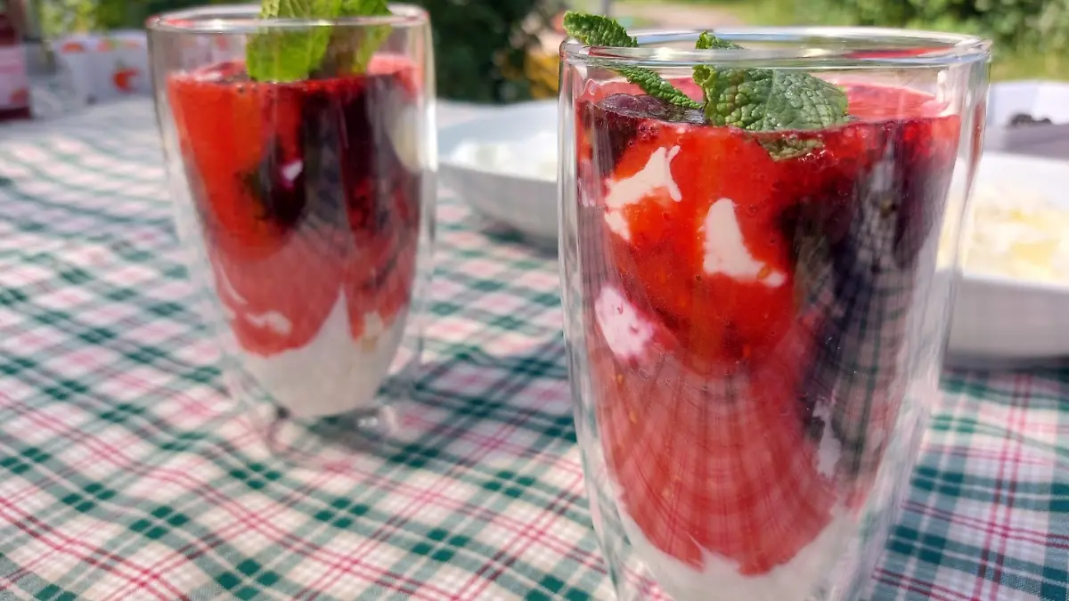 Beeren Dessert mit Mascarpone mit besonderer Zimtnote.