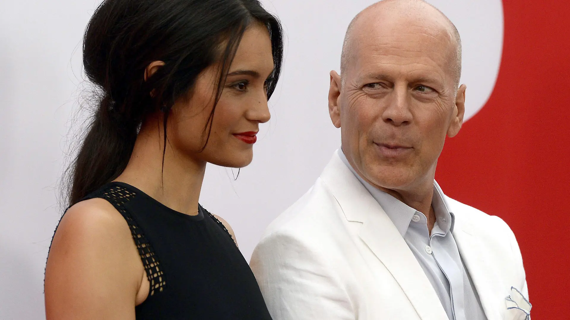 ARCHIV - 11.07.2013, USA, Westwood: US-Schauspieler Bruce Willis (r) und seine Frau, das Model Emma Heming-Willis (l), kommen zur Premiere des Films «Red 2» . (zu dpa «Emma Willis: Tränen und Liebe an Bruce Willis' Geburtstag») Foto: Michael Nelson/EPA/dpa +++ dpa-Bildfunk +++