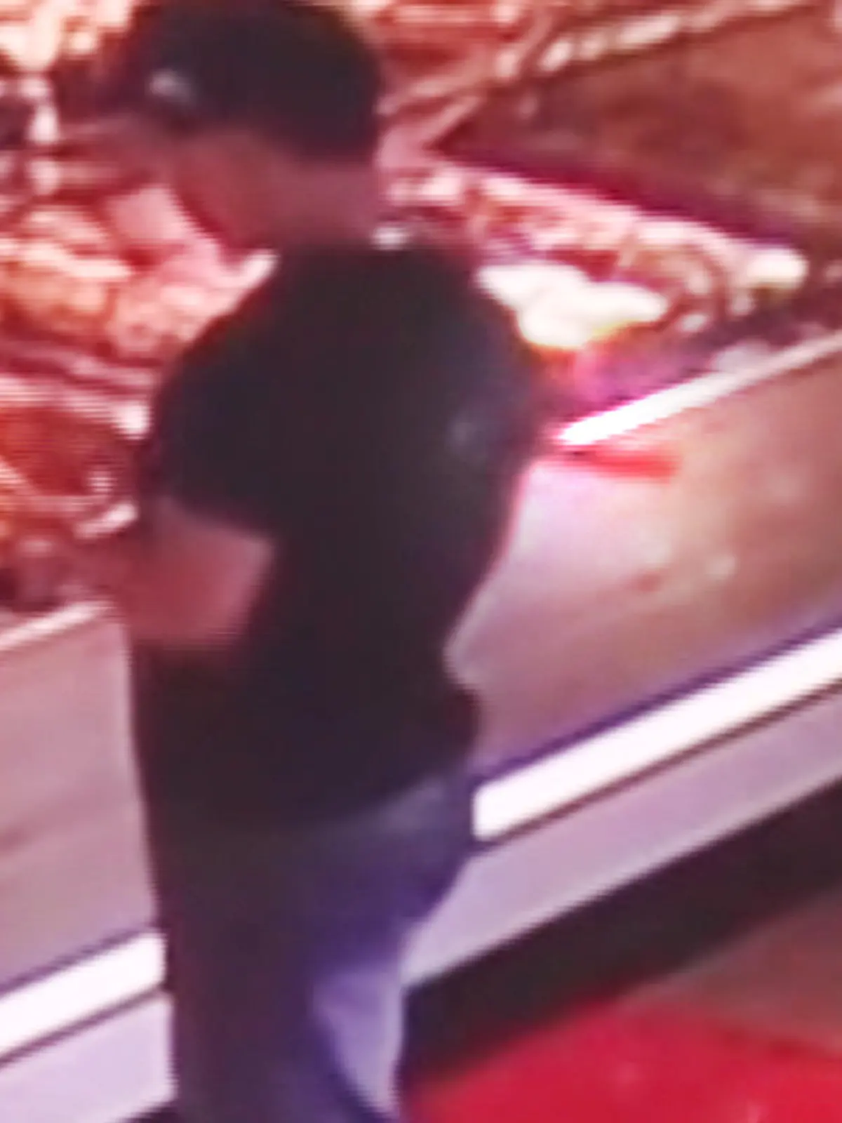 Mann merkt nicht, dass er ein Messer im Rücken hat