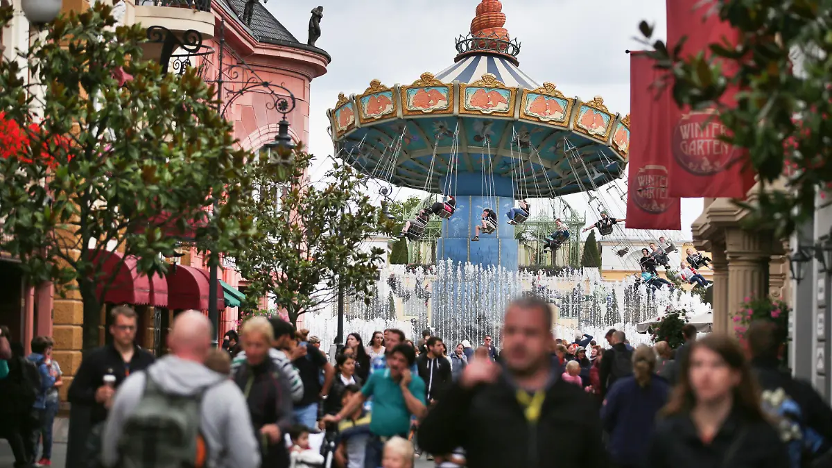 ARCHIV - 04.09.2015, Nordrhein-Westfalen, Brühl: Besucher gehen durch den Freizeitpark Phantasialand. Das Phantasialand in Brühl wird am 29. Mai wieder öffnen. Die Besucherzahl soll aber begrenzt werden. Für einen Besuch müsse im Internet ein Ticket für einen festgelegten Tag gekauft werden, teilten die Betreiber des Freizeitparks am Donnerstag mit. «Ein spontaner Besuch ist in der aktuellen Situation leider nicht möglich», hieß es. Wie viele Gäste kommen können, wurde zunächst nicht mitgeteilt. Foto: picture alliance / dpa +++ dpa-Bildfunk +++