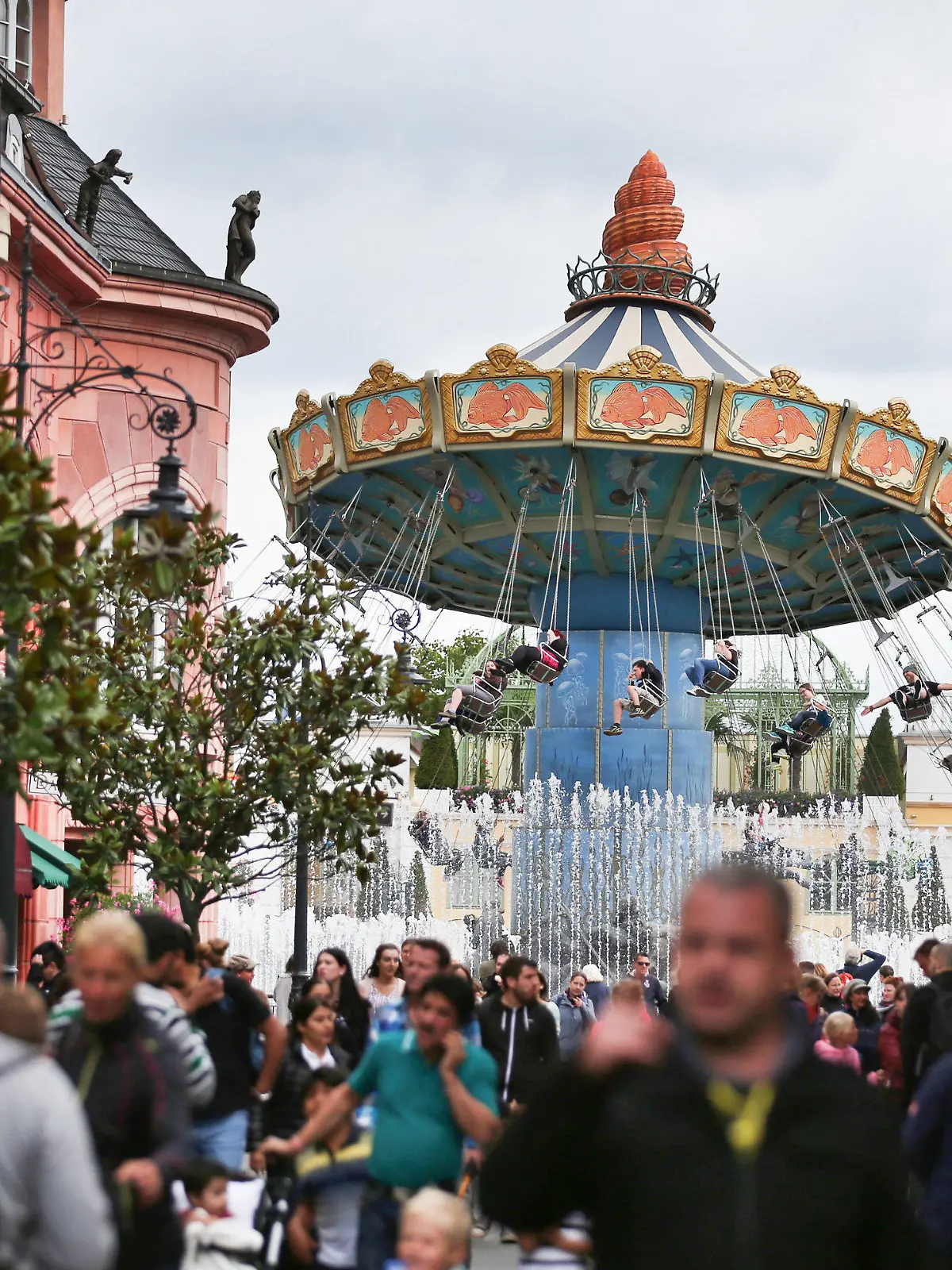 ARCHIV - 04.09.2015, Nordrhein-Westfalen, Brühl: Besucher gehen durch den Freizeitpark Phantasialand.  Das Phantasialand in Brühl wird am 29. Mai wieder öffnen. Die Besucherzahl soll aber begrenzt werden. Für einen Besuch müsse im Internet ein Ticket für einen festgelegten Tag gekauft werden, teilten die Betreiber des Freizeitparks am Donnerstag mit. «Ein spontaner Besuch ist in der aktuellen Situation leider nicht möglich», hieß es. Wie viele Gäste kommen können, wurde zunächst nicht mitgeteilt. Foto: picture alliance / dpa +++ dpa-Bildfunk +++