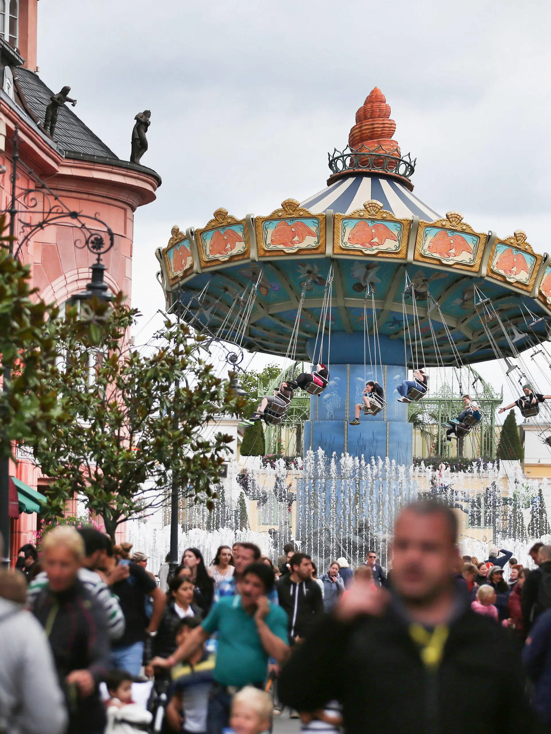 ARCHIV - 04.09.2015, Nordrhein-Westfalen, Brühl: Besucher gehen durch den Freizeitpark Phantasialand.  Das Phantasialand in Brühl wird am 29. Mai wieder öffnen. Die Besucherzahl soll aber begrenzt werden. Für einen Besuch müsse im Internet ein Ticket für einen festgelegten Tag gekauft werden, teilten die Betreiber des Freizeitparks am Donnerstag mit. «Ein spontaner Besuch ist in der aktuellen Situation leider nicht möglich», hieß es. Wie viele Gäste kommen können, wurde zunächst nicht mitgeteilt. Foto: picture alliance / dpa +++ dpa-Bildfunk +++