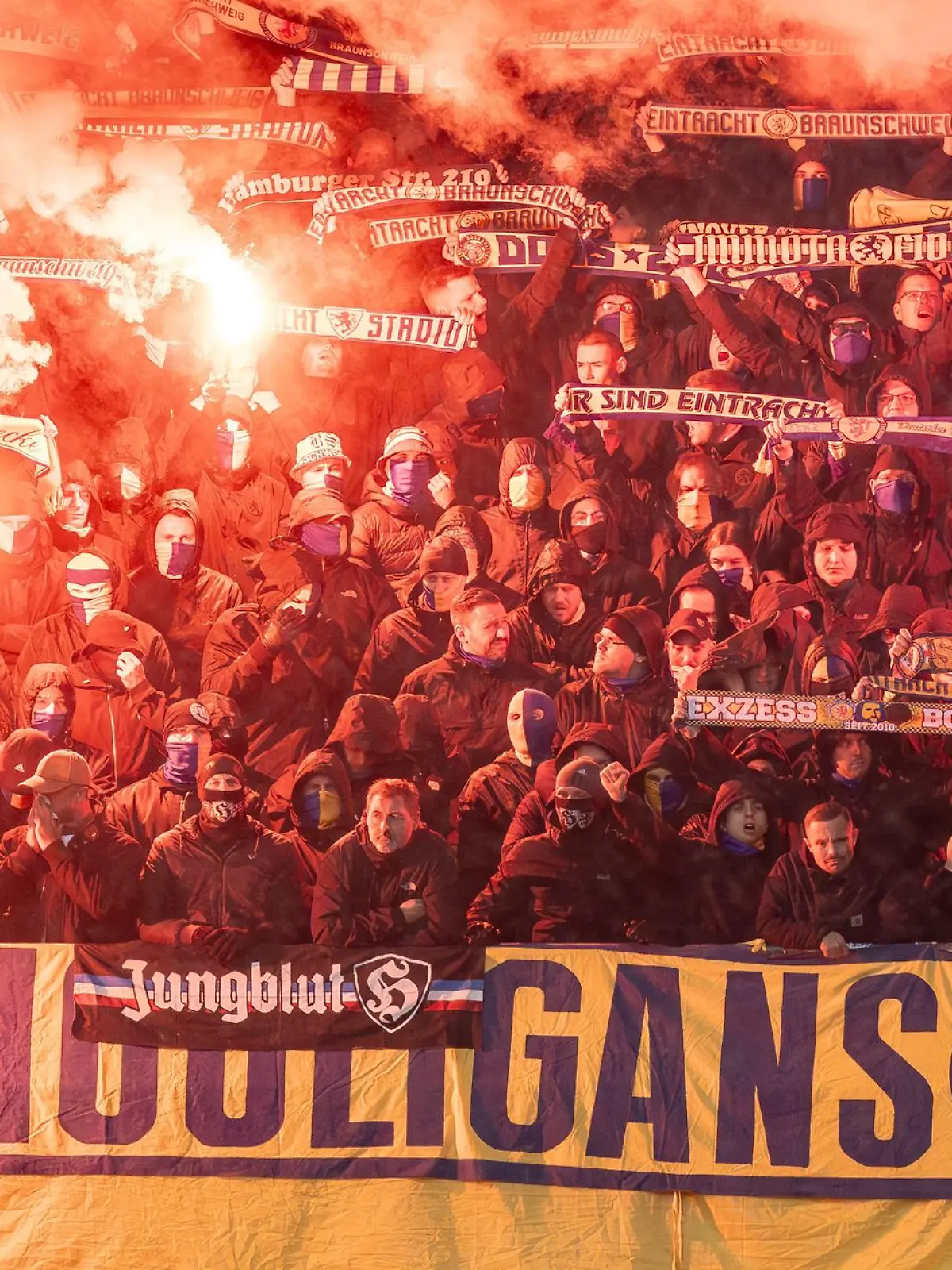 Bild zu: "Verbote für Fußball- und Böllerfans? Darum blicken gerade alle nach Bremen"