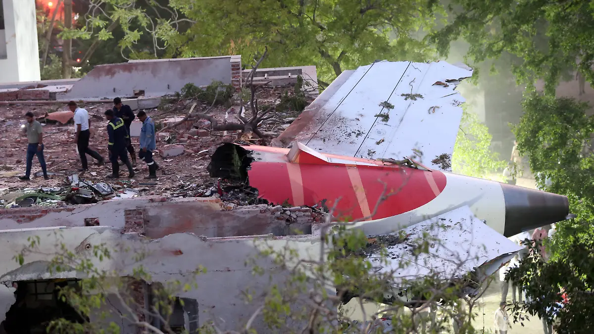 Der Air India Flug AI171 stürzt kurz nach dem Start in Ahmedabad ab.