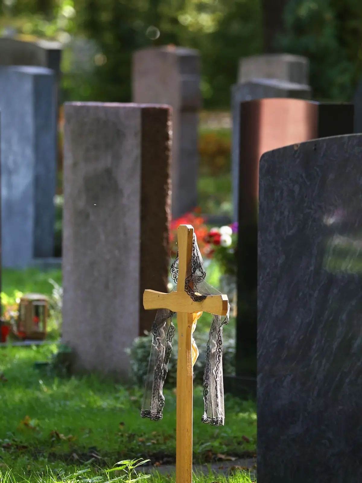 Bild zu: "150 Gräber geplündert! Dreiste Diebe schlagen auf Friedhof zu"