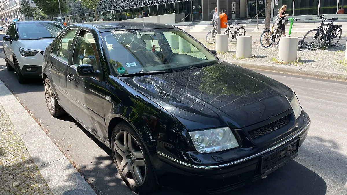 Die Polizei rückte wegen dieses schwarzen VWs an.