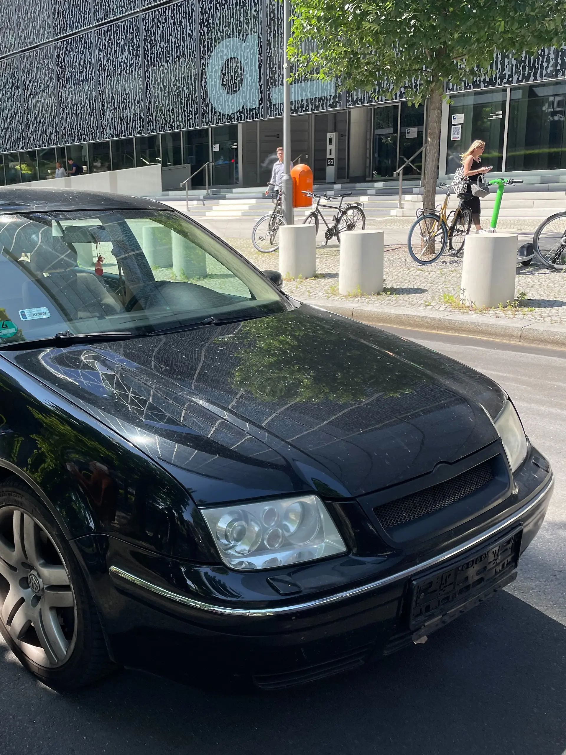 Die Polizei rückte wegen dieses schwarzen VWs an.