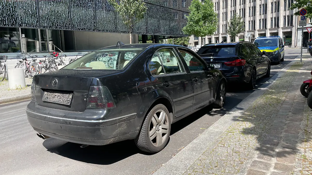 Ein Unbekannter schraubte das Nummernschild des Autos ab.