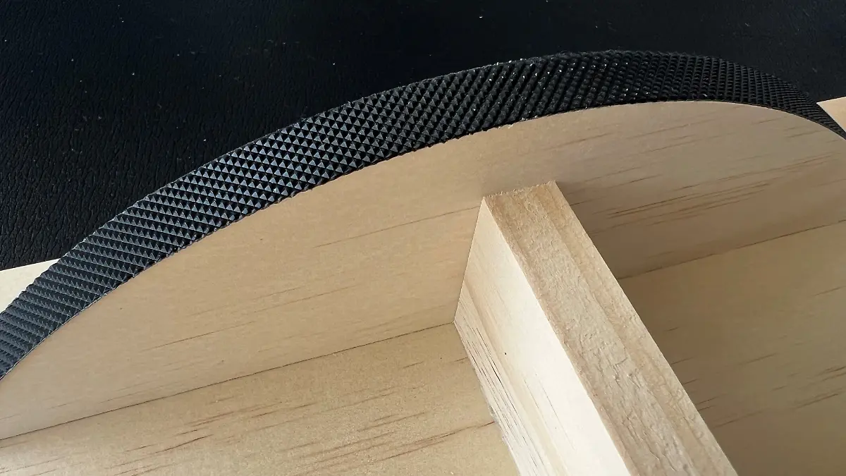 VEEKAY Balance Board aus Holz mit gezackter Unterseite gegen Wegrutschen auf glattem Boden