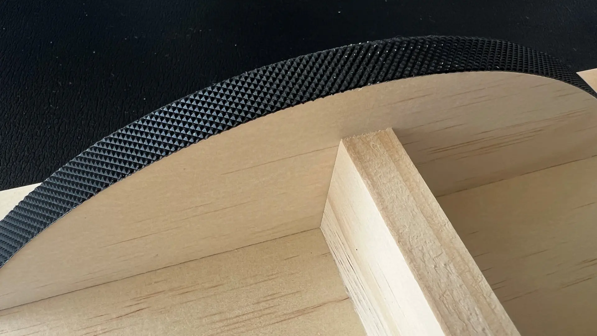 VEEKAY Balance Board aus Holz mit gezackter Unterseite gegen Wegrutschen auf glattem Boden