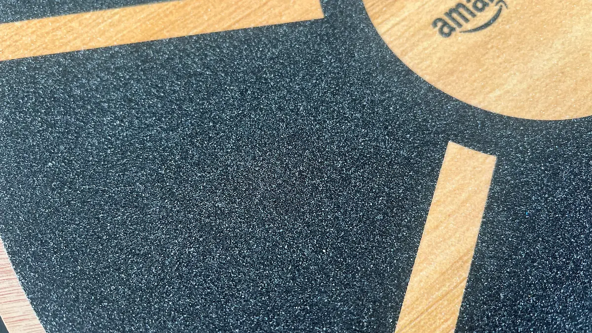 Amazon Basics Balancebrett aus Holz mit rauer Oberfläche