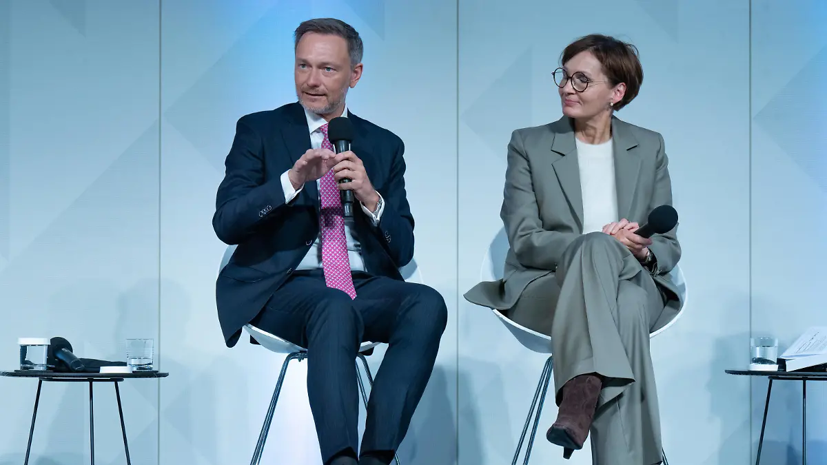 Bundesfinanzminister Christian Lindner, Bundesbildungsministerin Bettina Stark-Watzinger Bundesfinanzminister Christian Lindner und Bundesbildungsministerin Bettina Stark-Watzinger haben Eckpunkte für die Initiative Finanzielle Bildung vorgestellt Berlin Berlin GER *** Federal Minister of Finance Christian Lindner, Federal Minister of Education Bettina Stark Watzinger Federal Minister of Finance Christian Lindner and Federal Minister of Education Bettina Stark Watzinger have presented key points for the Financial Education Initiative Berlin Berlin GER