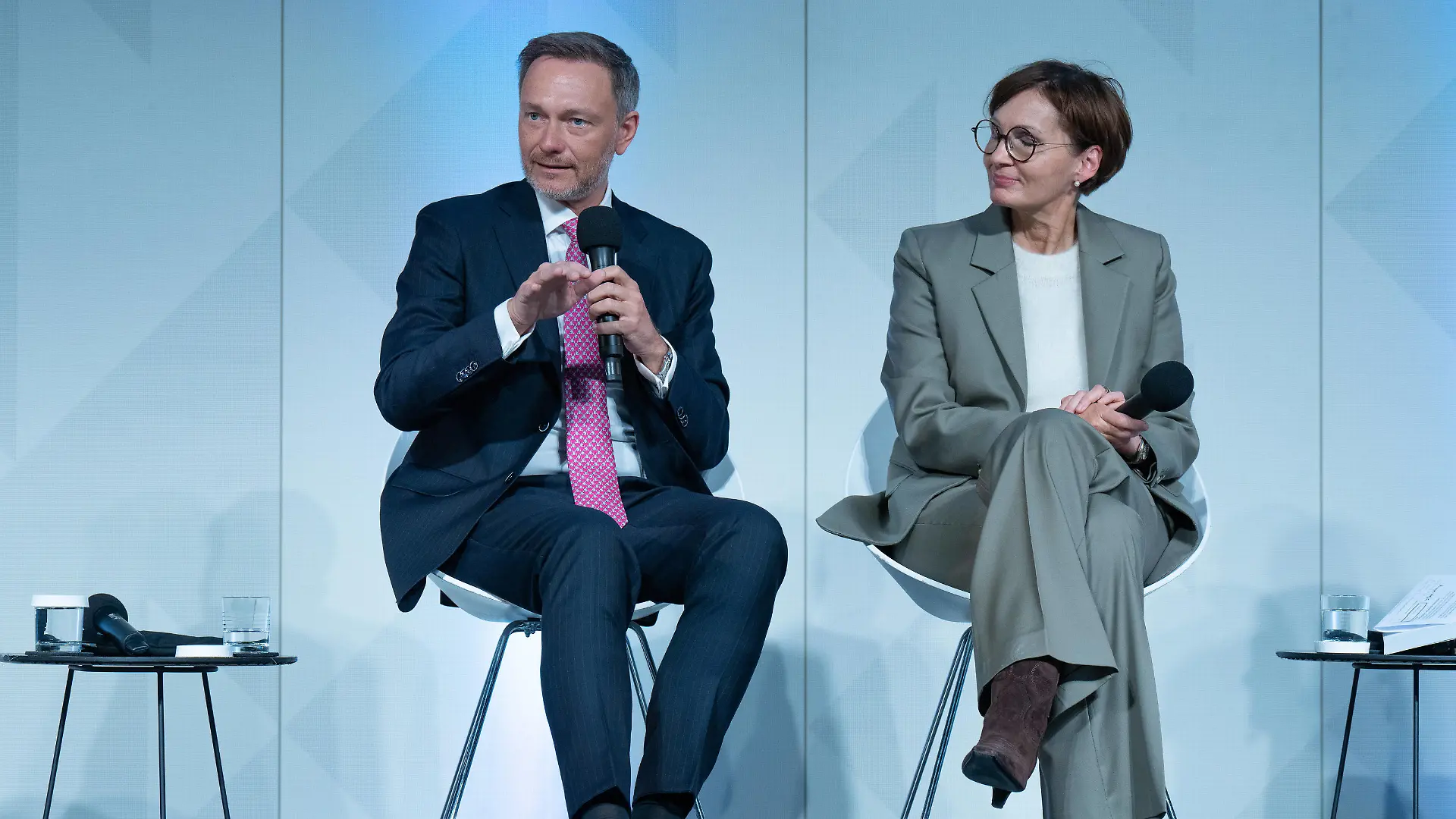Bundesfinanzminister Christian Lindner, Bundesbildungsministerin Bettina Stark-Watzinger Bundesfinanzminister Christian Lindner und Bundesbildungsministerin Bettina Stark-Watzinger haben Eckpunkte für die Initiative Finanzielle Bildung vorgestellt Berlin Berlin GER *** Federal Minister of Finance Christian Lindner, Federal Minister of Education Bettina Stark Watzinger Federal Minister of Finance Christian Lindner and Federal Minister of Education Bettina Stark Watzinger have presented key points for the Financial Education Initiative Berlin Berlin GER