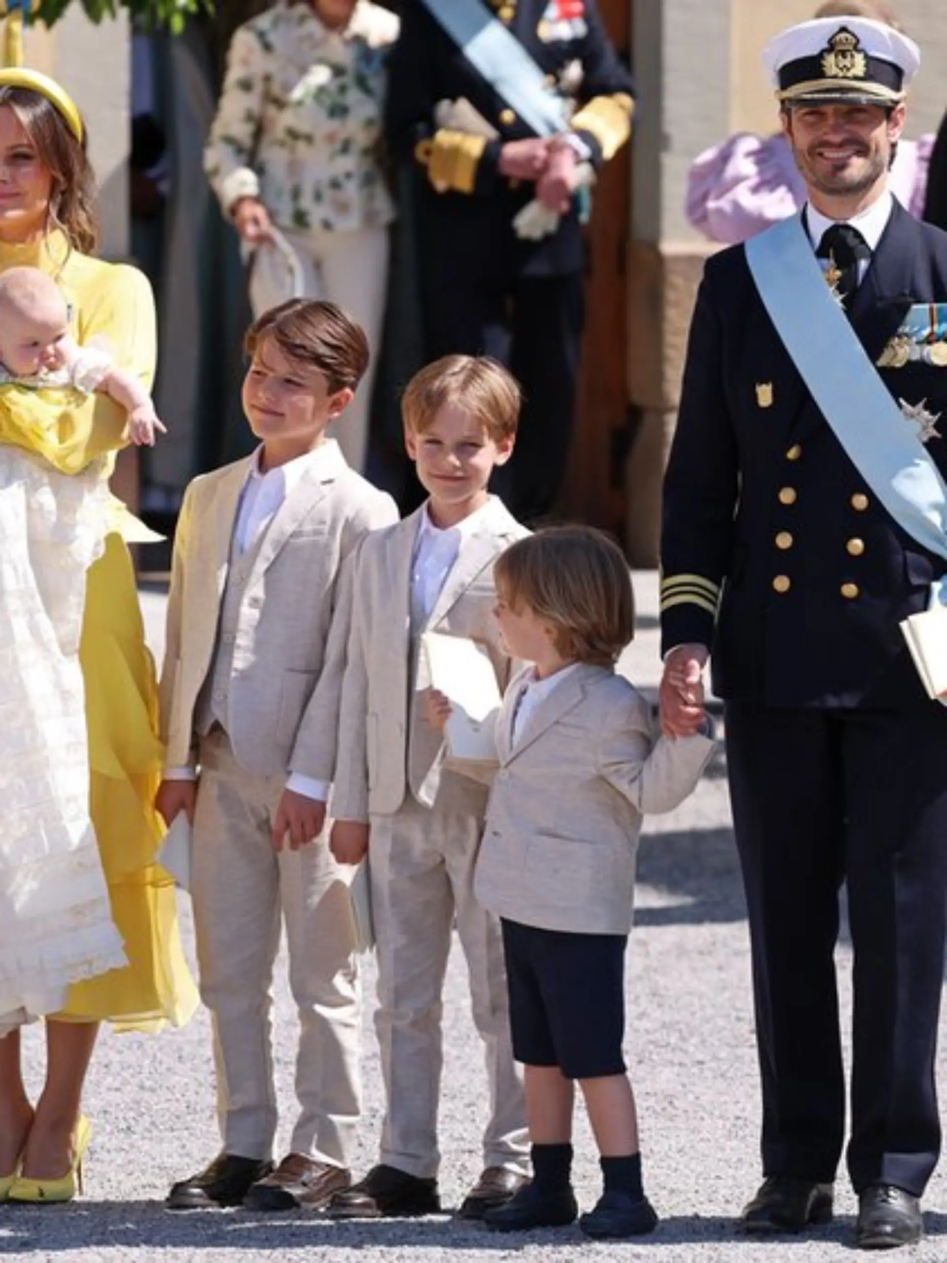 Prinzessin Sofia (l.) präsentiert Töchterchen Ines stolz an der Seite ihrer Söhne, ihres Mannes und Taufpatin und Nichte Prinzessin Estelle.