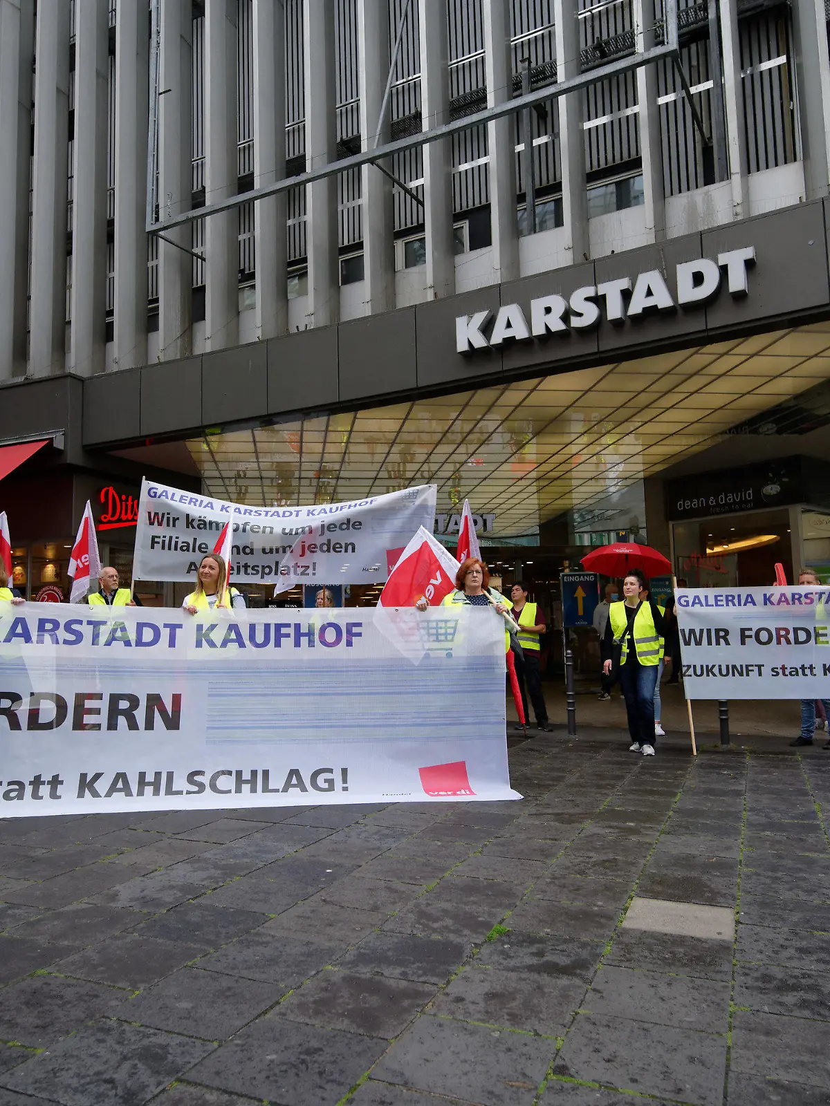 16.06.2020, Nordrhein-Westfalen, Köln: Teilnehmer einer Kundgebung gegen den Stellenabbau beim Kaufhauskonzern Galeria Karstadt Kaufhof demonstrieren vor einer Kartstadtfiliale in der Innenstadt. Foto: Henning Kaiser/dpa +++ dpa-Bildfunk +++