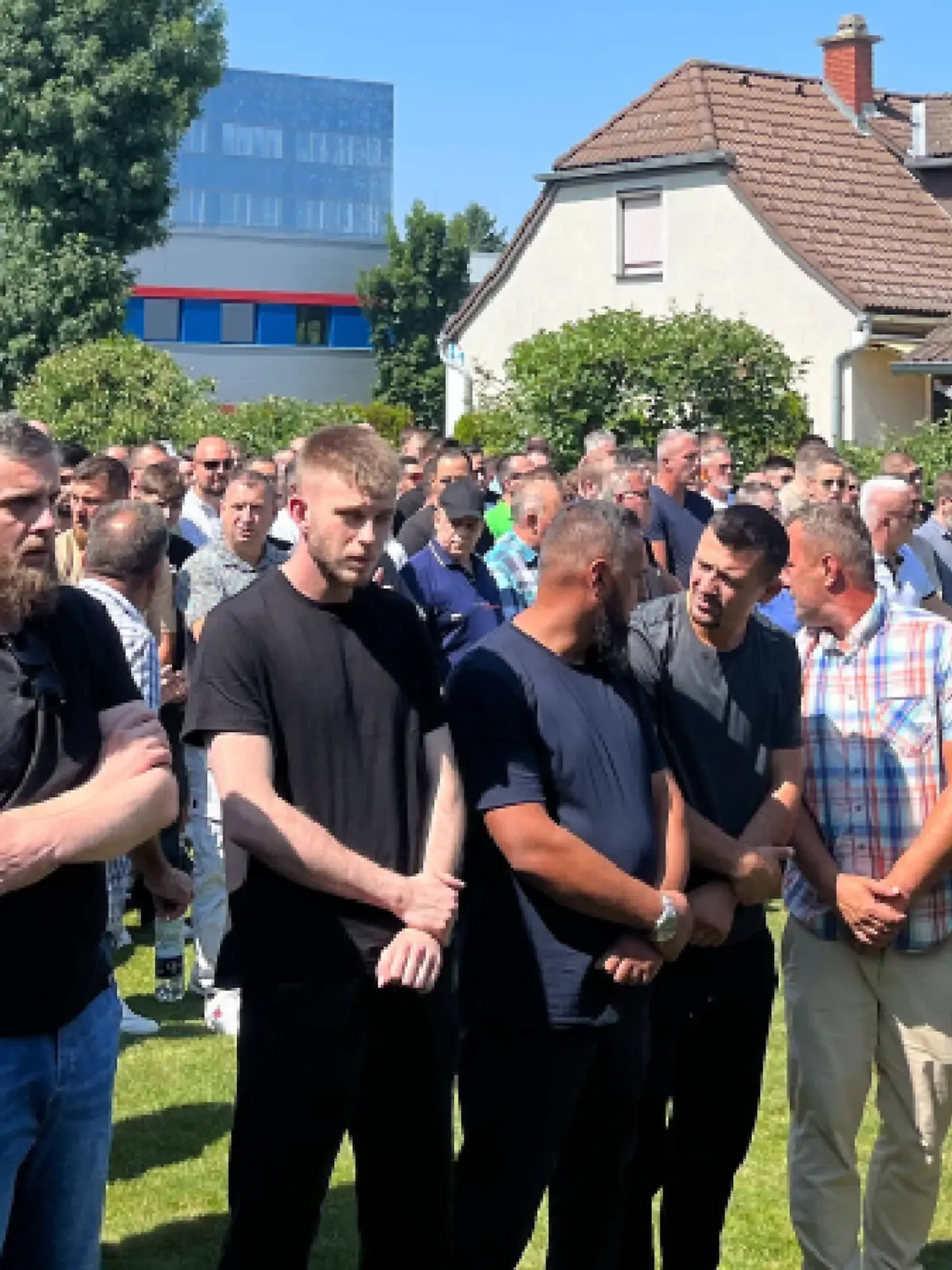 Bild zu: "Nach Amoklauf in Graz – Hunderte nehmen Abschied von Hana (†15)"