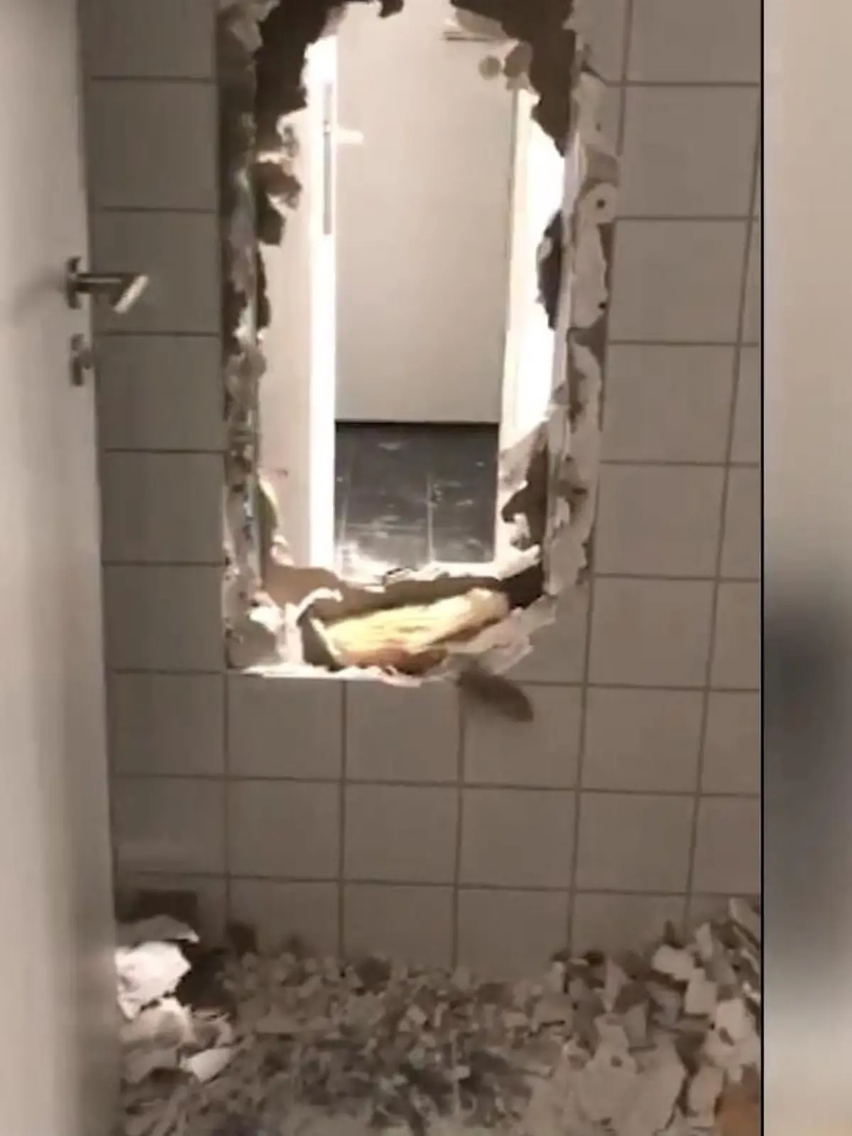 Bild zu: "Räuber reißen mit Flex Loch in Wand"