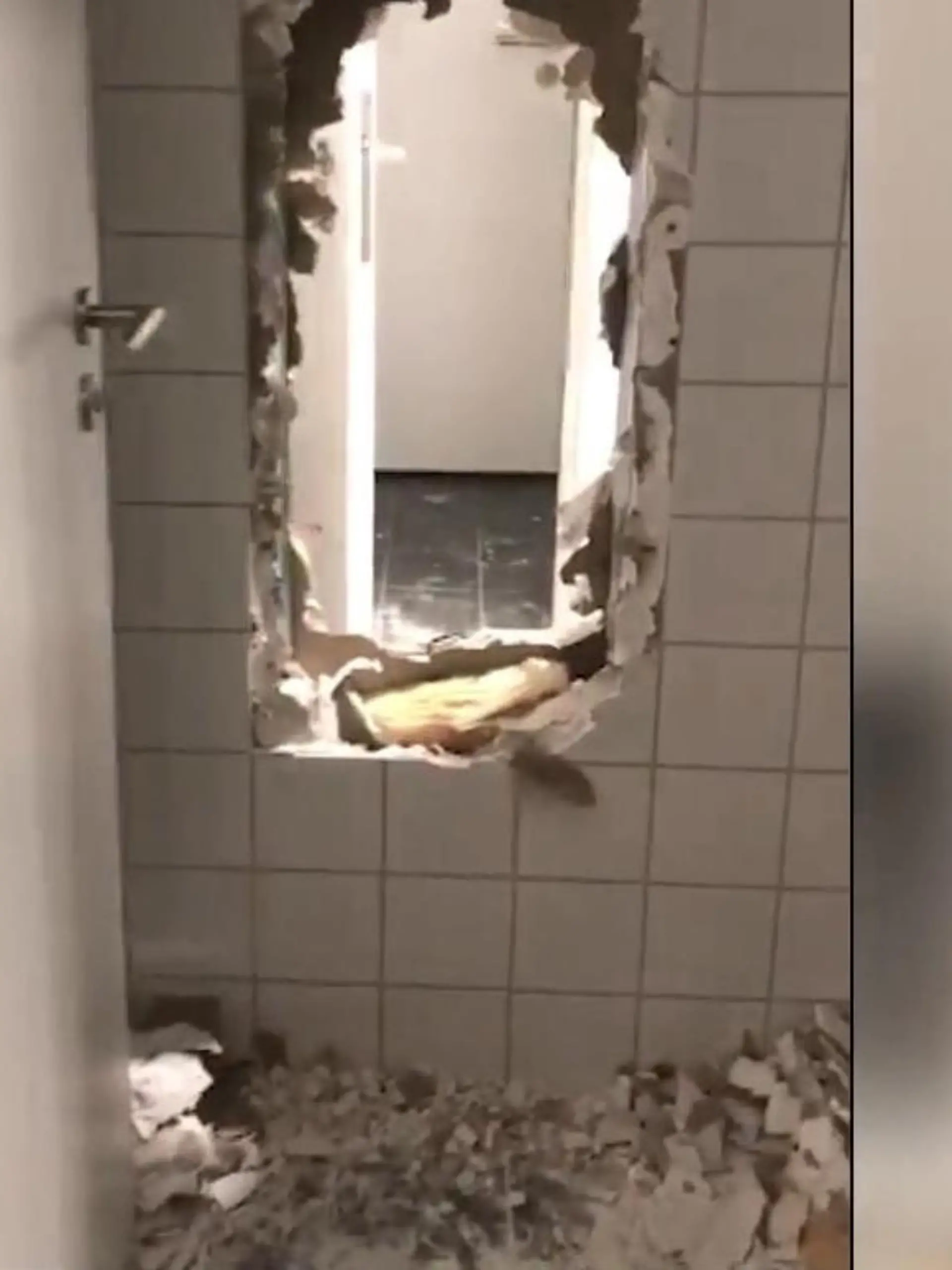 Bild zu: "Räuber reißen mit Flex Loch in Wand"