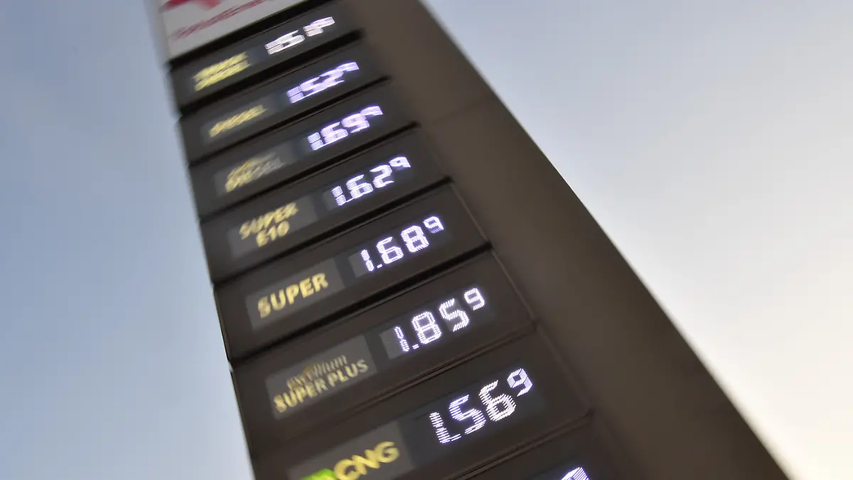 13.06.2025, Berlin: Blick auf die Anzeigetafel an einer Tankstelle. Aufgrund des Konflikts zwischen Israel und dem Iran ist zu befürchten, dass die Benzinpreise wieder ansteigen.
