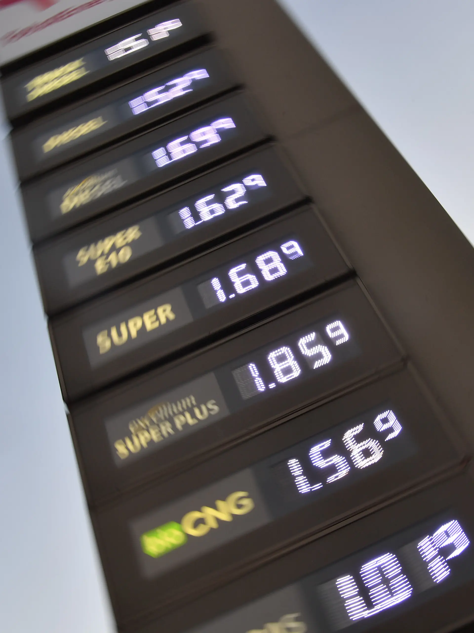 13.06.2025, Berlin: Blick auf die Anzeigetafel an einer Tankstelle. Aufgrund des Konflikts zwischen Israel und dem Iran ist zu befürchten, dass die Benzinpreise wieder ansteigen.