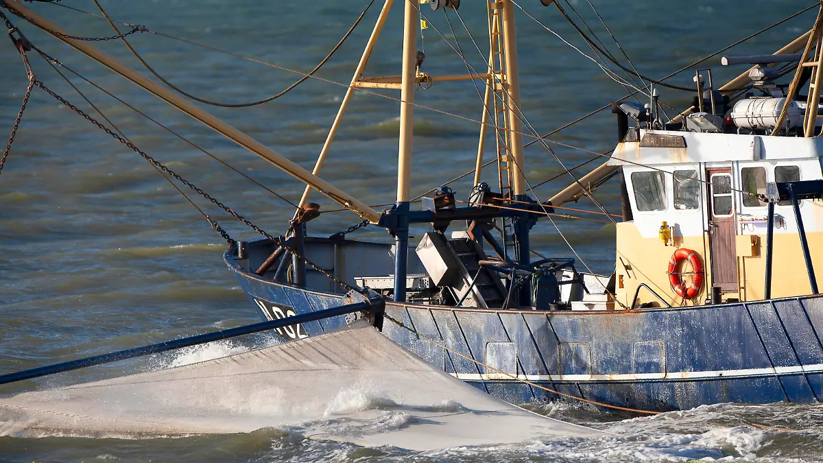 Krabbenkutter auf der Nordsee, Schleppnetz an der Seite, Belgien, Westflandern, Nieuwpoort shrimp boat on the North Sea, trawl on the side, Belgium, West Flanders, Nieuwpoort BLWS665803 *** Shrimp boat on the North Sea, trawl on the side, Belgium, West Flanders, Nieuwpoort BLWS665803 Copyright: xblickwinkel/W.xPattynx