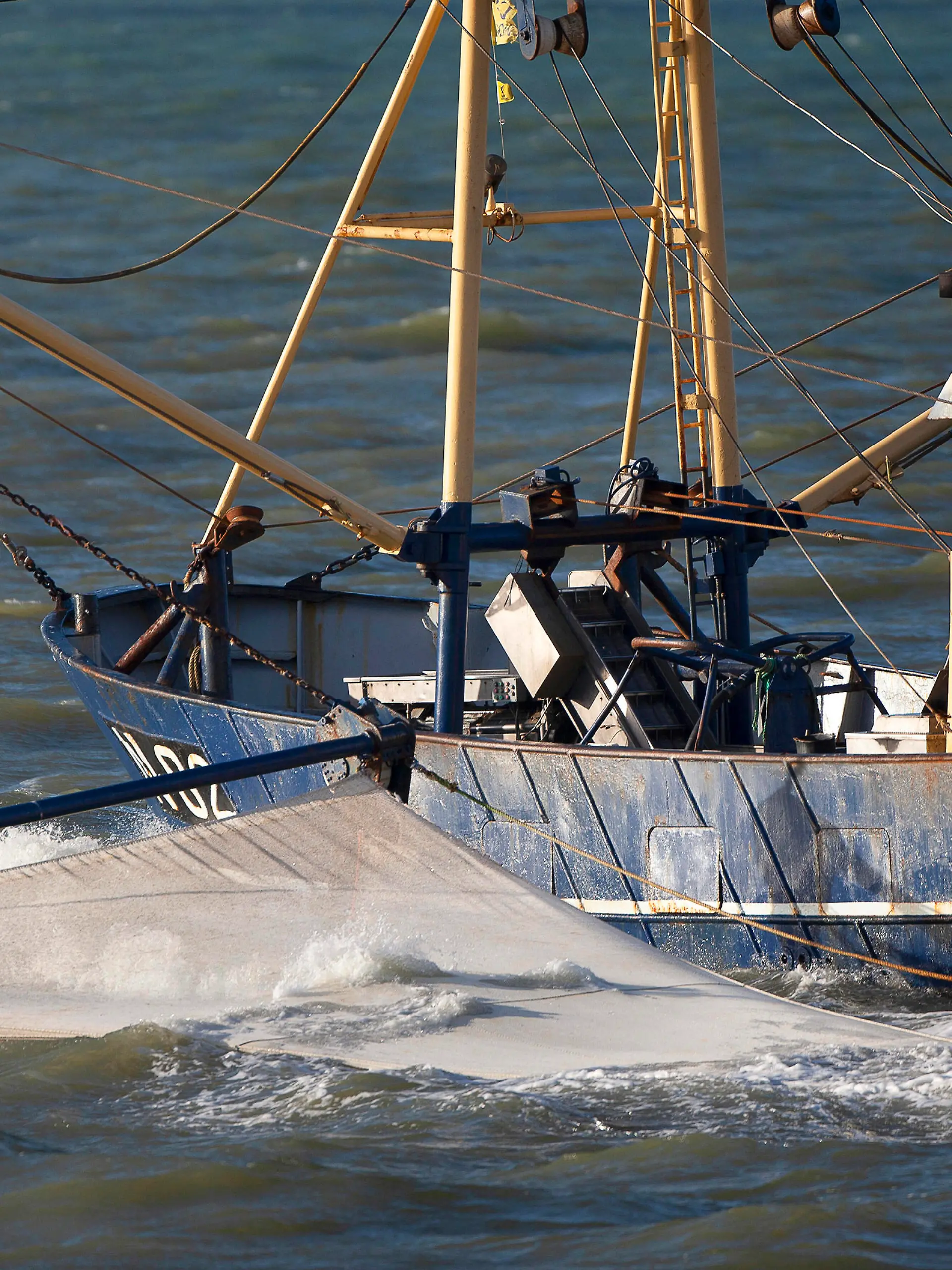 Krabbenkutter auf der Nordsee, Schleppnetz an der Seite, Belgien, Westflandern, Nieuwpoort shrimp boat on the North Sea, trawl on the side, Belgium, West Flanders, Nieuwpoort BLWS665803 *** Shrimp boat on the North Sea, trawl on the side, Belgium, West Flanders, Nieuwpoort BLWS665803 Copyright: xblickwinkel/W.xPattynx