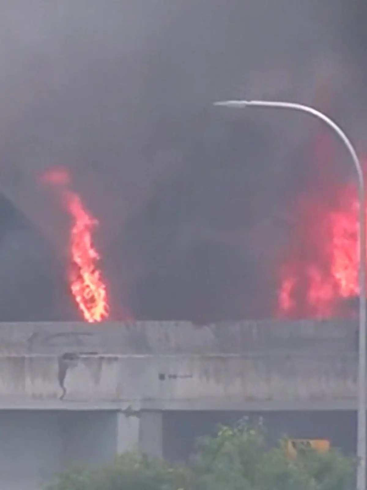 Bild zu: "XXL-Feuerball legt Verkehr lahm – Sattelschlepper stürzt von Brücke"