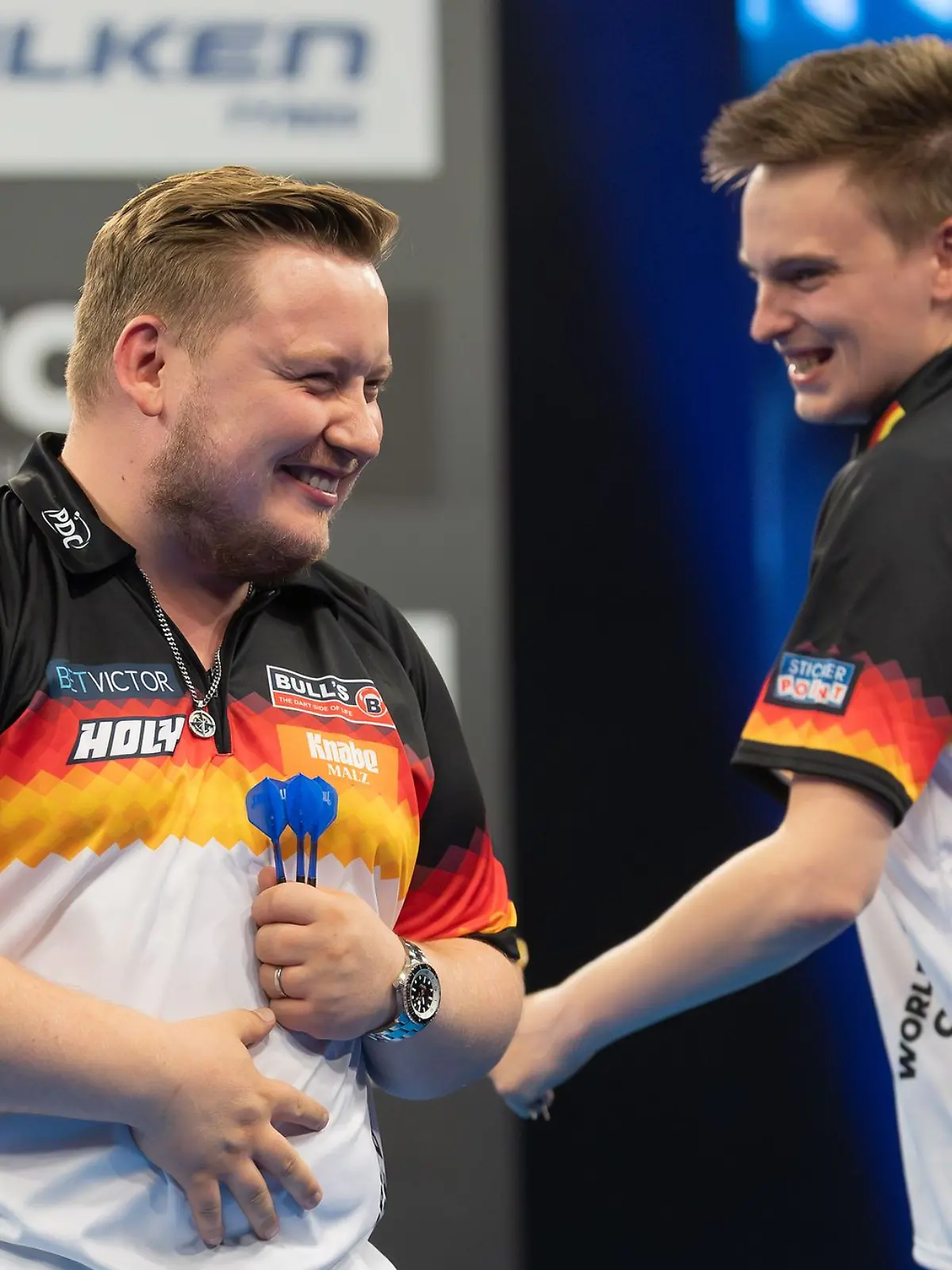 Bild zu: "UNFASSBAR! Deutsches Darts-Team haut Englands Wunderkind Luke Littler weg"