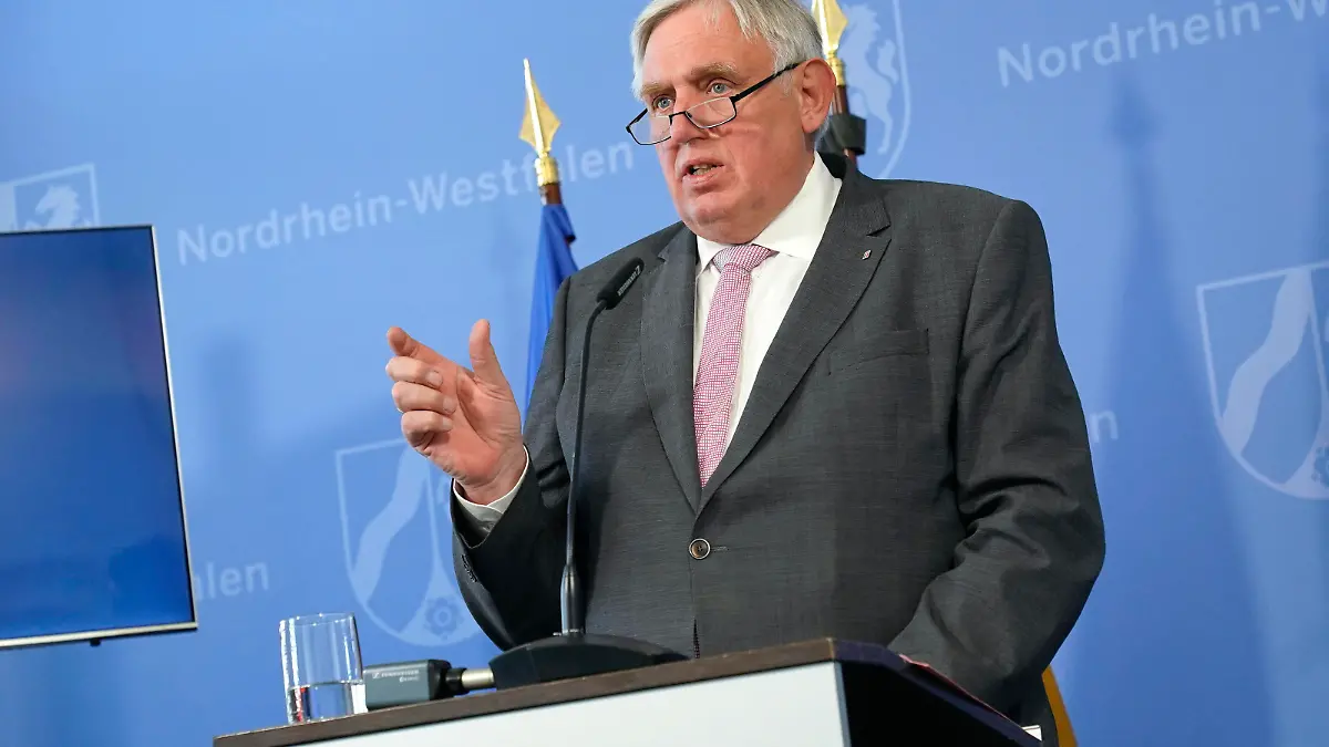  NRW Gesundheitsminister Karl-Josef Laumann bei einem Presse-Briefing in der Staatskanzlei, zur aktuellen Lage der Corona-Krise in Nordrhein-Westfalen. Düsseldorf, 15.05.2020 *** NRW Health Minister Karl Josef Laumann at a press briefing in the State Chancellery, on the current situation of the corona crisis in North Rhine-Westphalia Düsseldorf, 15 05 2020 Foto:xJ.xKrickx/xFuturexImage