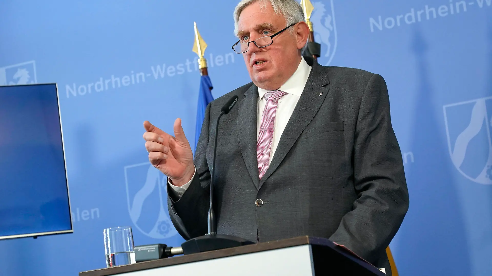 NRW Gesundheitsminister Karl-Josef Laumann bei einem Presse-Briefing in der Staatskanzlei, zur aktuellen Lage der Corona-Krise in Nordrhein-Westfalen. Düsseldorf, 15.05.2020 *** NRW Health Minister Karl Josef Laumann at a press briefing in the State Chancellery, on the current situation of the corona crisis in North Rhine-Westphalia Düsseldorf, 15 05 2020 Foto:xJ.xKrickx/xFuturexImage