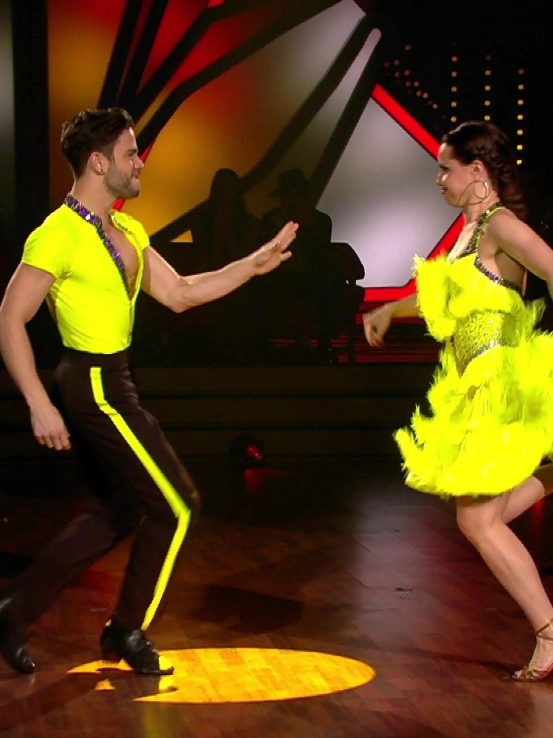 Christina Luft verliert beim Cha Cha Cha ihren Schuh.