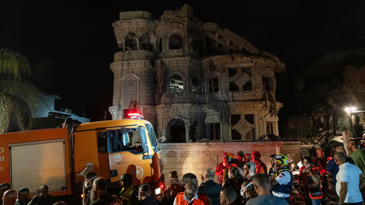 In Israel wurden in mehreren Städten Gebäude getroffen.