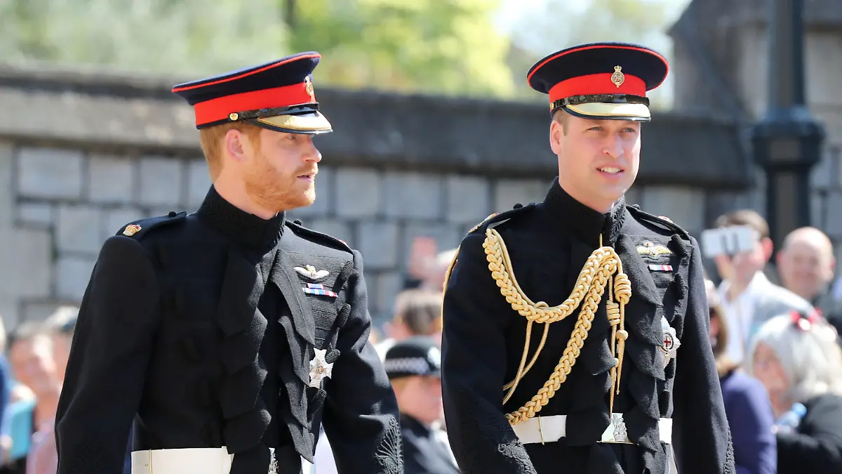 19.05.2018, Großbritannien, Windsor: Prinz Harry (l) kommt mit seinem Trauzeugen und Bruder Prinz William zur St.-Georgs-Kapelle. Prinz Harry of Wales heiratet Meghan Markle. Foto: Gareth Fuller/PA Wire/dpa +++ dpa-Bildfunk +++