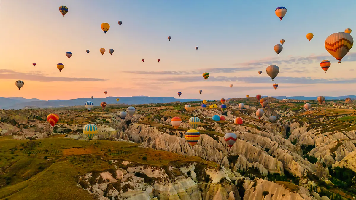 Sonnenaufgang mit Heißluftballons in Kappadokien, Türkei Ballons in Kappadokien Goreme Kapadokya, und Sonnenaufgang in den Bergen von Kappadokien mit vielen Heißluftballons am Himmel