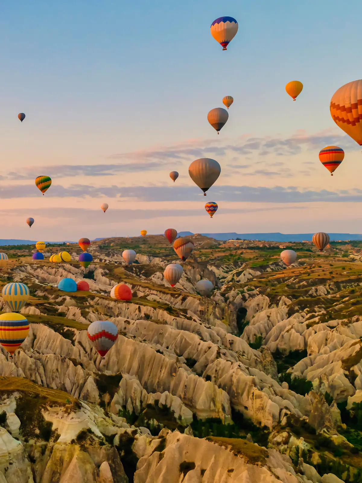 Sonnenaufgang mit Heißluftballons in Kappadokien, Türkei Ballons in Kappadokien Goreme Kapadokya, und Sonnenaufgang in den Bergen von Kappadokien mit vielen Heißluftballons am Himmel