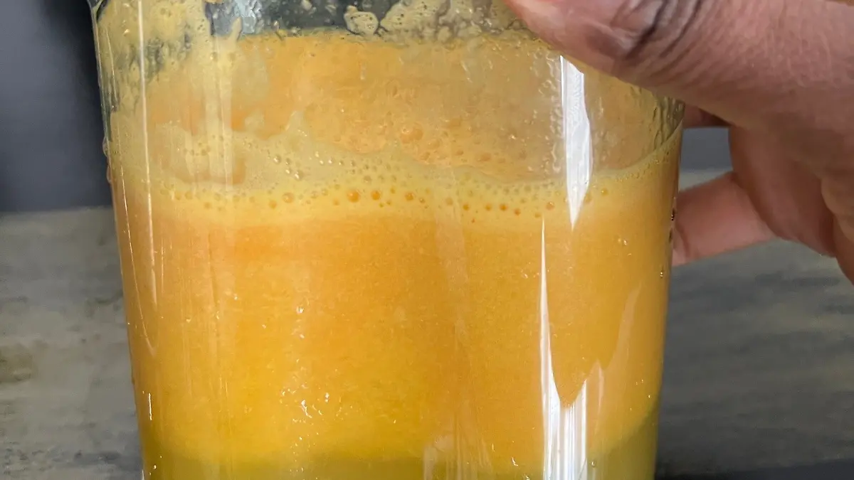 Frischer gepresster Orangensaft im Saftbehälter
