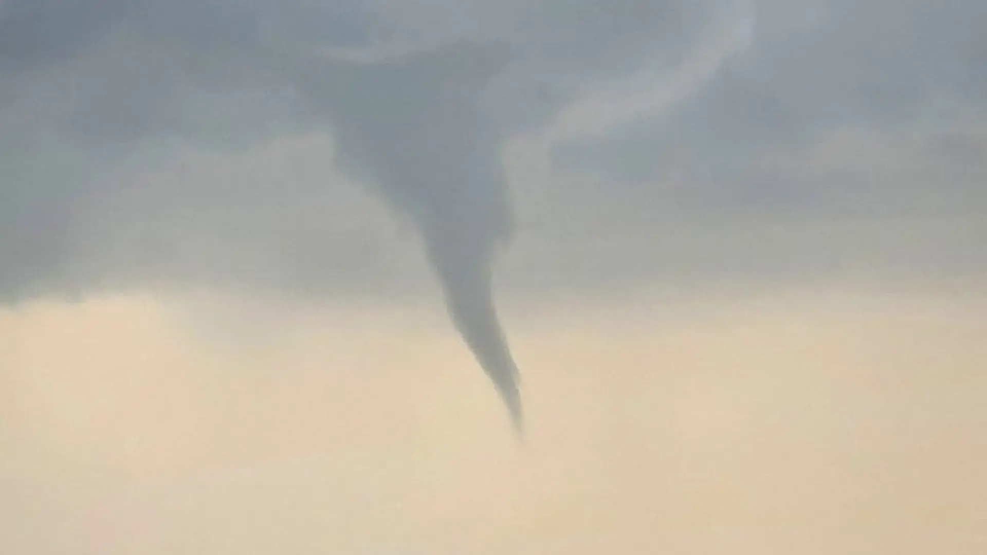 Deutscher Wetterdienst überprüft Tornado-Verdacht.