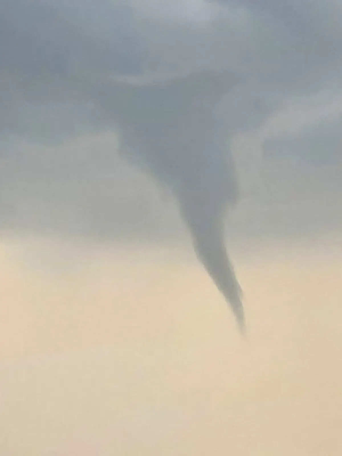 Bild zu: "Ein Mensch stirbt durch Tornado nahe Paris"