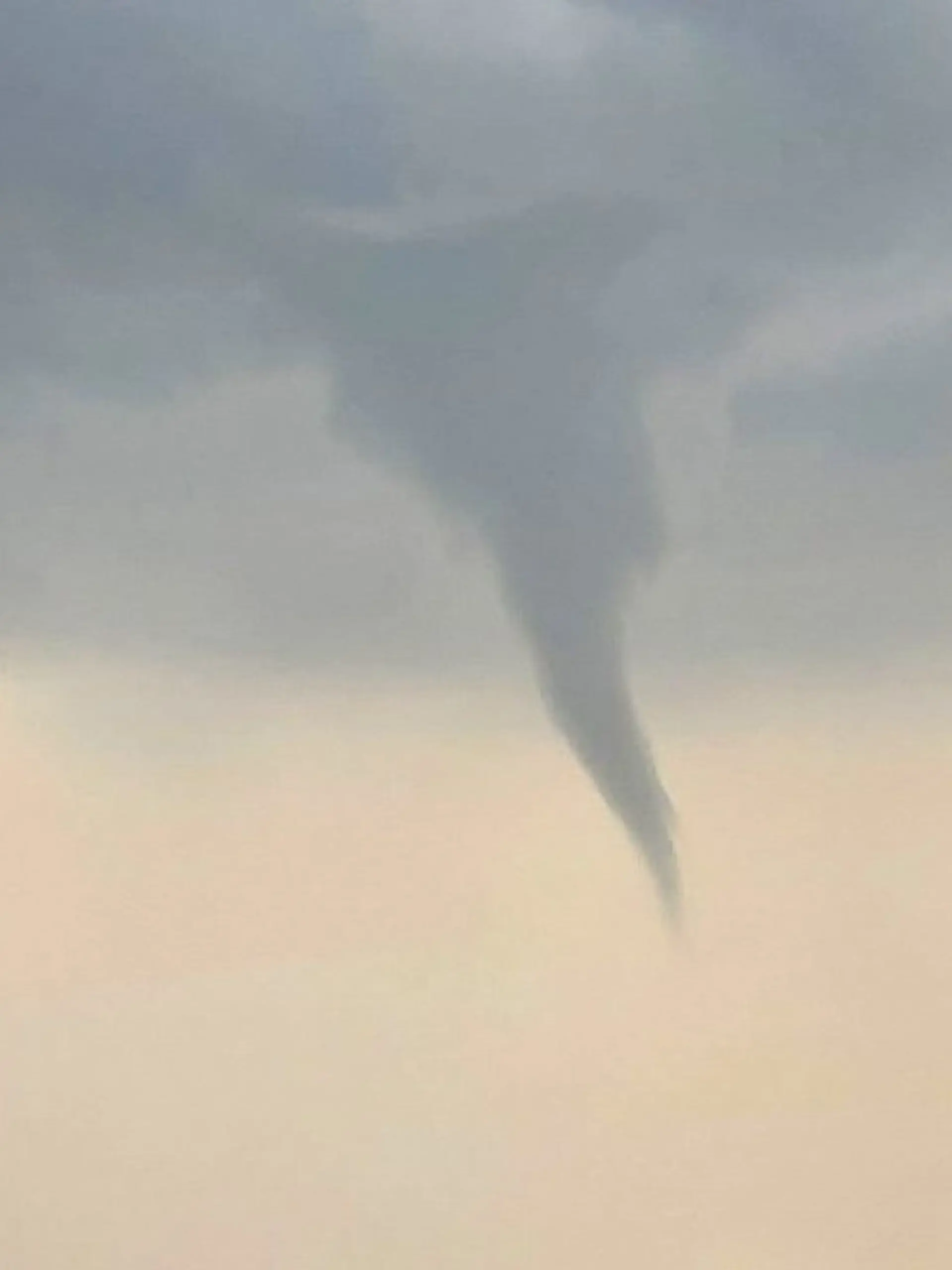 Bild zu: "Ein Mensch stirbt durch Tornado nahe Paris"