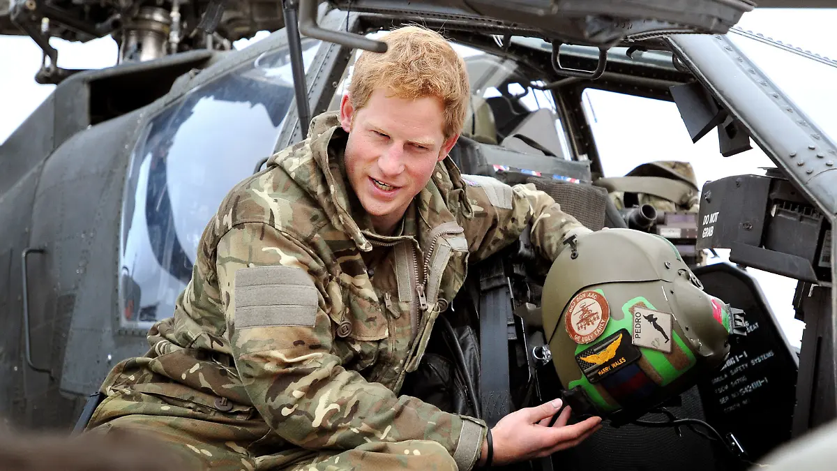Prinz Harry während eines Einsatz im Afghanistankrieg im Jahr 2012 in Camp Bastion. Er diente als Pilot eines Apache-Helikopters. Auf dem Foto zeigt er im Hubschrauber sitzend Fotografen seinen Helm.