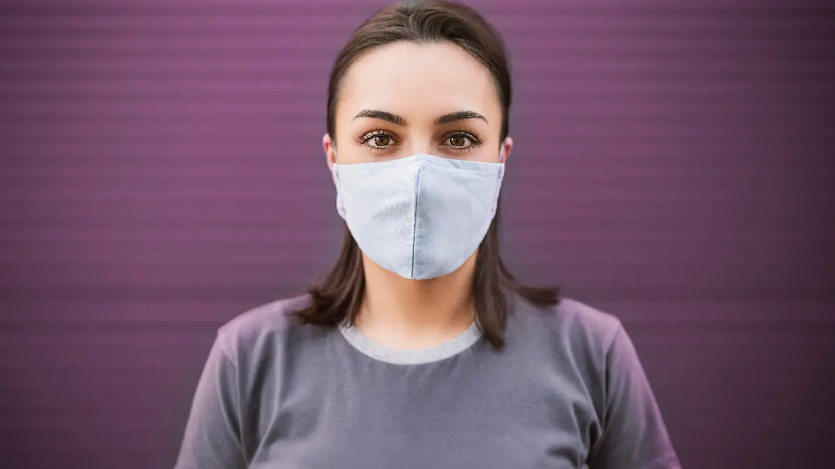 Frau mit Maske